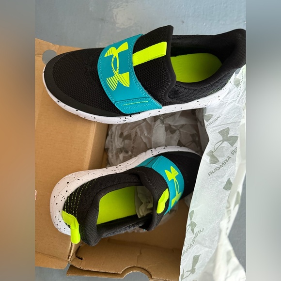 Under Armour NEW size 2 youth - Picture 3 of 4